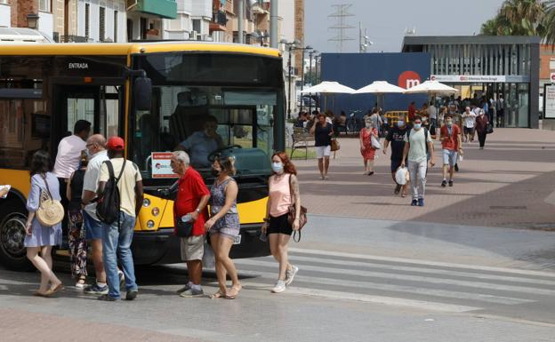 Colas de una hora para coger el autobús que sustituye al metro entre Rafelbunyol y Alboraya