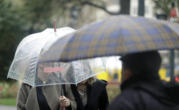 Dos personas bajo la lluvia en Valencia