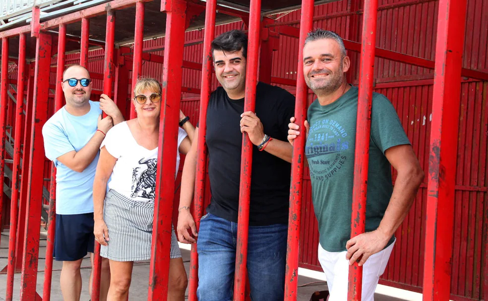 Integrantes de la Asociación Cultural Taurina de Xàbia y de la Comisión de Fiestas de Loreto en la Plaza de los bous a la mar. 