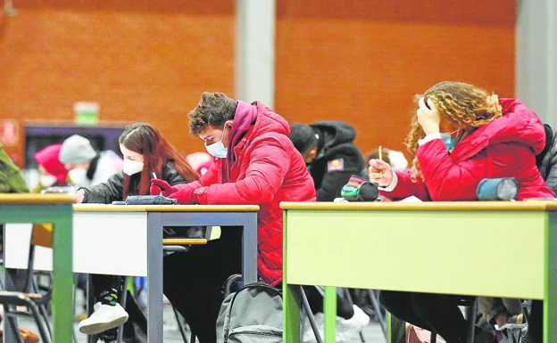 Alumnos de la UPV durante un examen organizado en el polideportivo en 2021. 