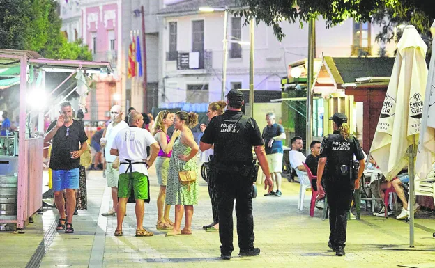 La policía local de Alfafar custodia el recinto del festival. 