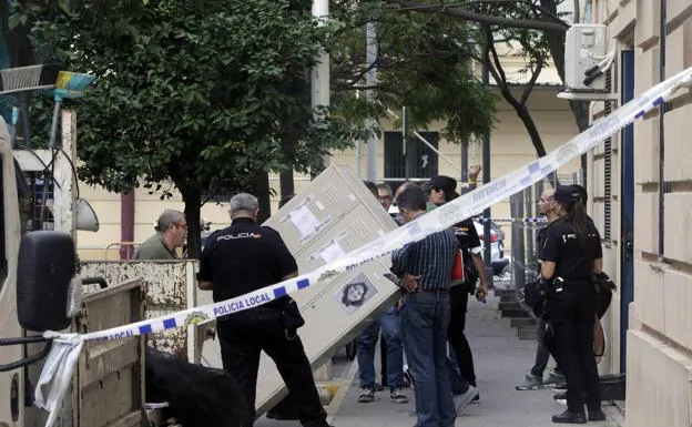 Desalojo de la comisaría de la policía marítima de Valencia. 