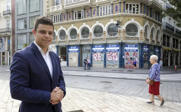 Pedro García, ante el local que Loewe abrirá en la Plaza de la Reina.