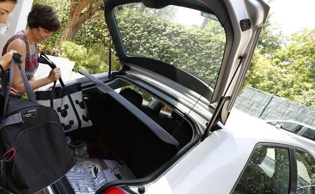 La DGT exige una multa de 200 euros por dónde y cómo se transportan las bolsas de la compra en el coche