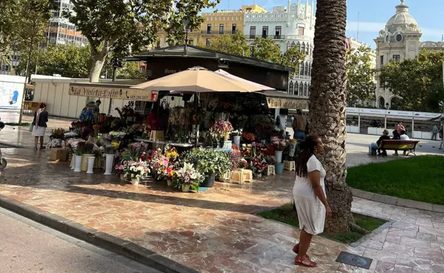 Cien horas seguidas vendiendo flores en Valencia | Las Provincias