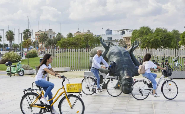 Unos turistas visitan Valencia en bicicleta. /Iván arlandis