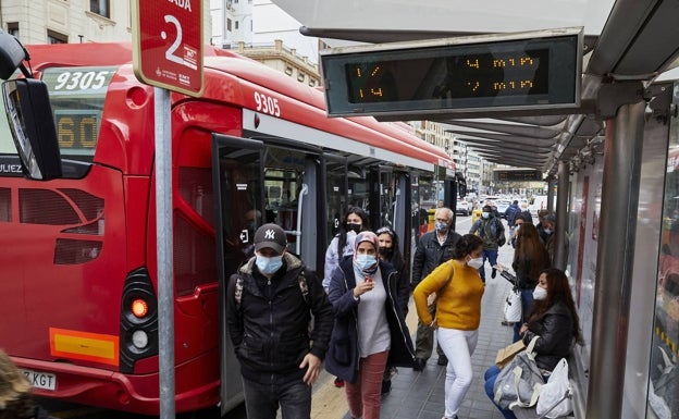 Una niña de 3 años es bajada a la fuerza de un autobús de la EMT por no llevar mascarilla