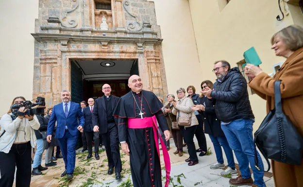 El arzobispo electo Enrique Benavent camina entre los aplausos de los fieles junto a la parroquia de Nuestra Señora de los Ángeles de Benavites. 