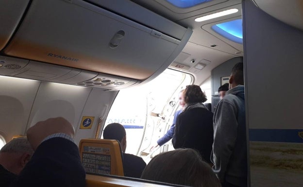 La espera cuando ya estaban en el avión. 