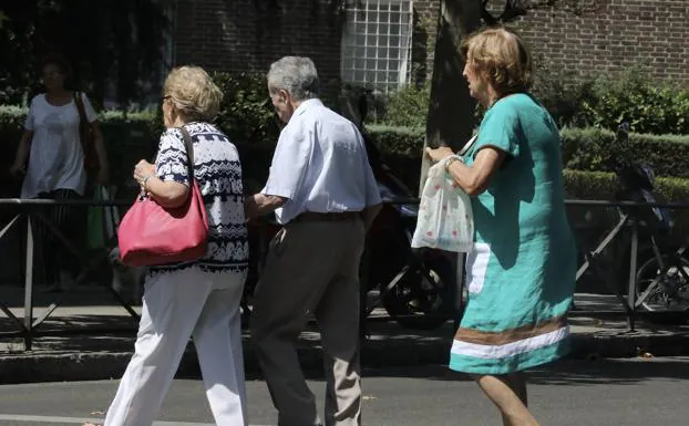 Un grupo de ancianos cruza un paso de peatones en una calle/EP