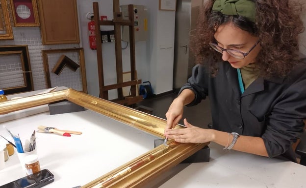 Oliver, con uno de los cuadros que está restaurando. 