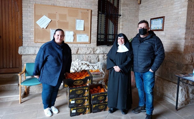 Entrega de alimentos al asilo. /LP